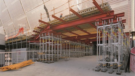 スタジアムは改築中も使用されたため、プラットフォームは同時に材料保管用として、また正門の観客を<br/>保護するために使用されました。これらは800 kg/㎡ までの負荷に対応可能です。