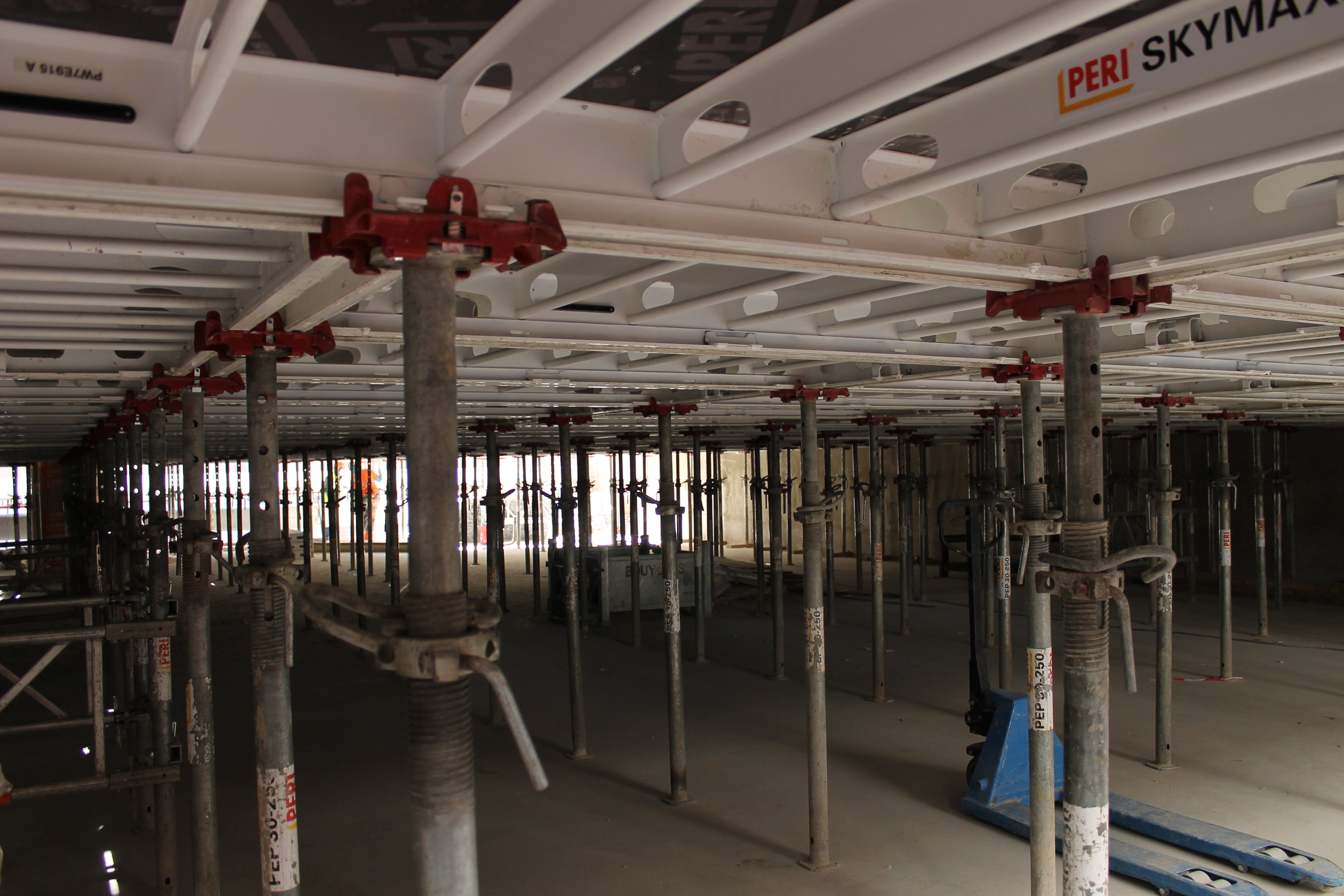 SKYMAX : les panneaux 1,00 x 2,00 m sans compensation viennent entièrement réaliser le platelage<br/>