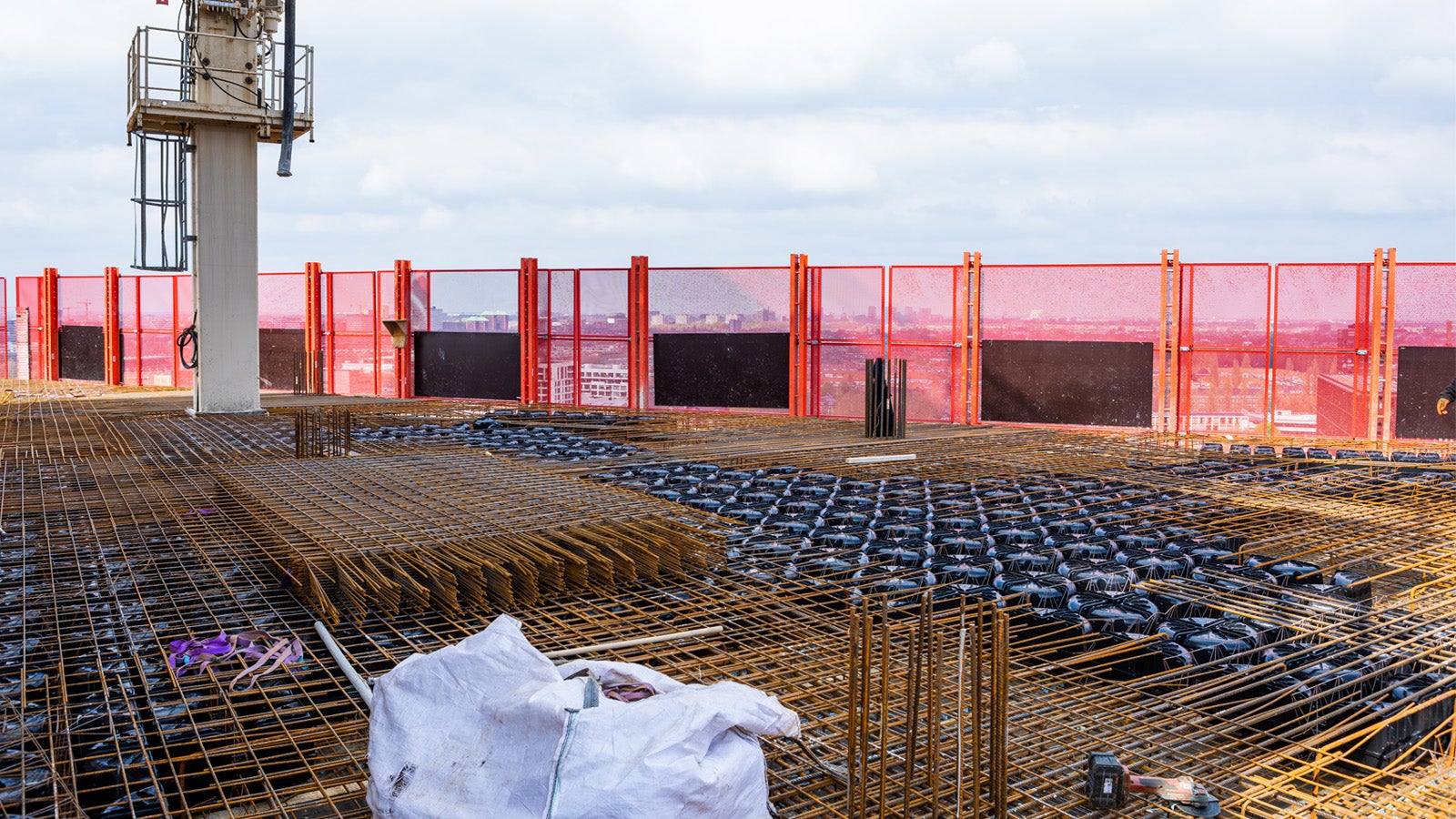 Dit telescopisch scherm van PERI is makkelijk in- en uit te schuiven en kan eenvoudig (her)gebruikt worden, zonder veel te hoeven (de)monteren. 