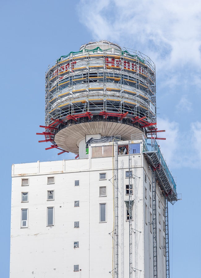 Insgesamt 20 Gerüsteinheiten mit jeweils 2,50 m Länge und 2 Lagen montierte das Gerüstbauteam am Boden<br/>vor und hob diese mit einem Mobilkran in Position.