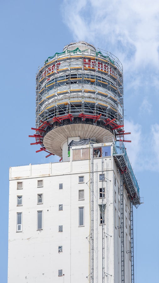 Insgesamt 20 Gerüsteinheiten mit jeweils 2,50 m Länge und 2 Lagen montierte das Gerüstbauteam am Boden<br/>vor und hob diese mit einem Mobilkran in Position.