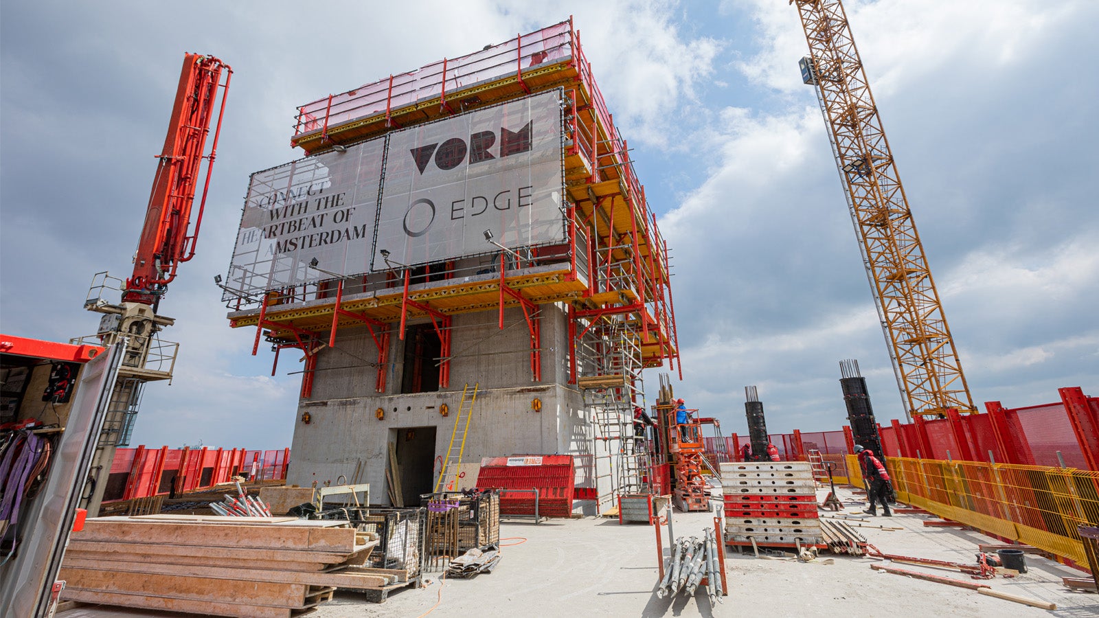 De kern van de kantoortoren hangt in de PERI RCS-C klimkist. Met het RCS-LPS veiligheidsscherm kan er op 3 verdiepingen tegelijkertijd veilig gewerkt worden.