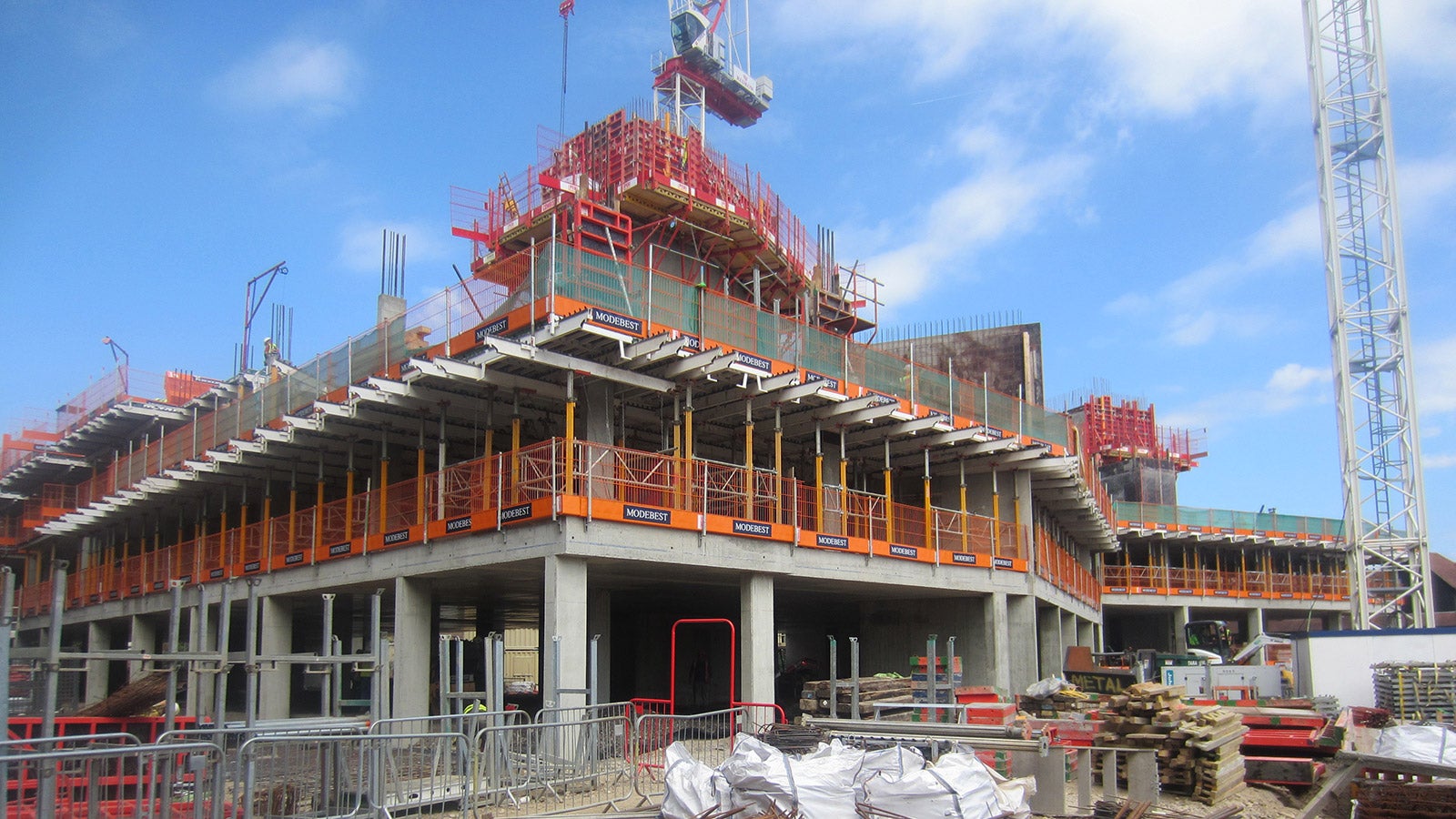 CB Climbing System together with TRIO utilised to jump the cores ahead of the construction of the floors