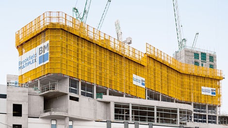 Los paneles de malla cerrada proporcionan un recinto seguro y protegido que, sin embargo, sigue siendo transmisivo a la luz. Ventaja y muy conveniente para realizar operaciones de trabajo en el edificio en condiciones de luz diurna, especialmente cuando se golpean las losas.<br/>