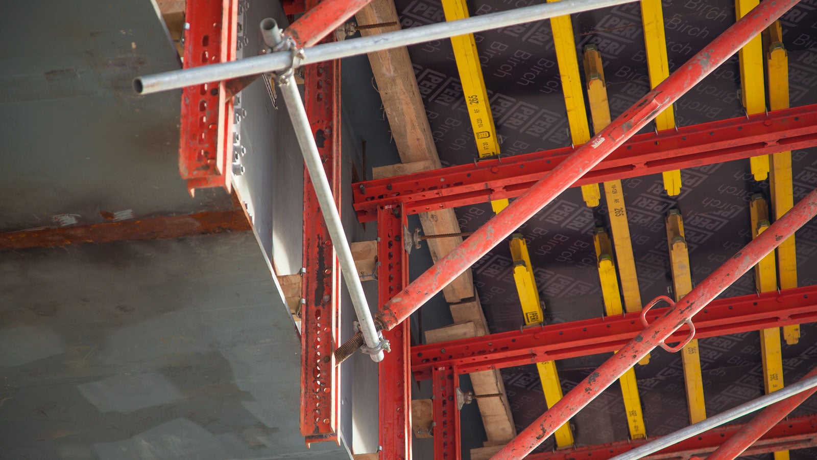 Крепление консолей осуществлялось тяжами DW15 через отверстия в полке и стенке металлической балки пролетного строения.