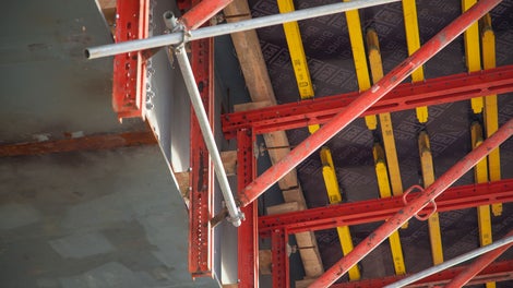 Крепление консолей осуществлялось тяжами DW15 через отверстия в полке и стенке металлической балки пролетного строения.