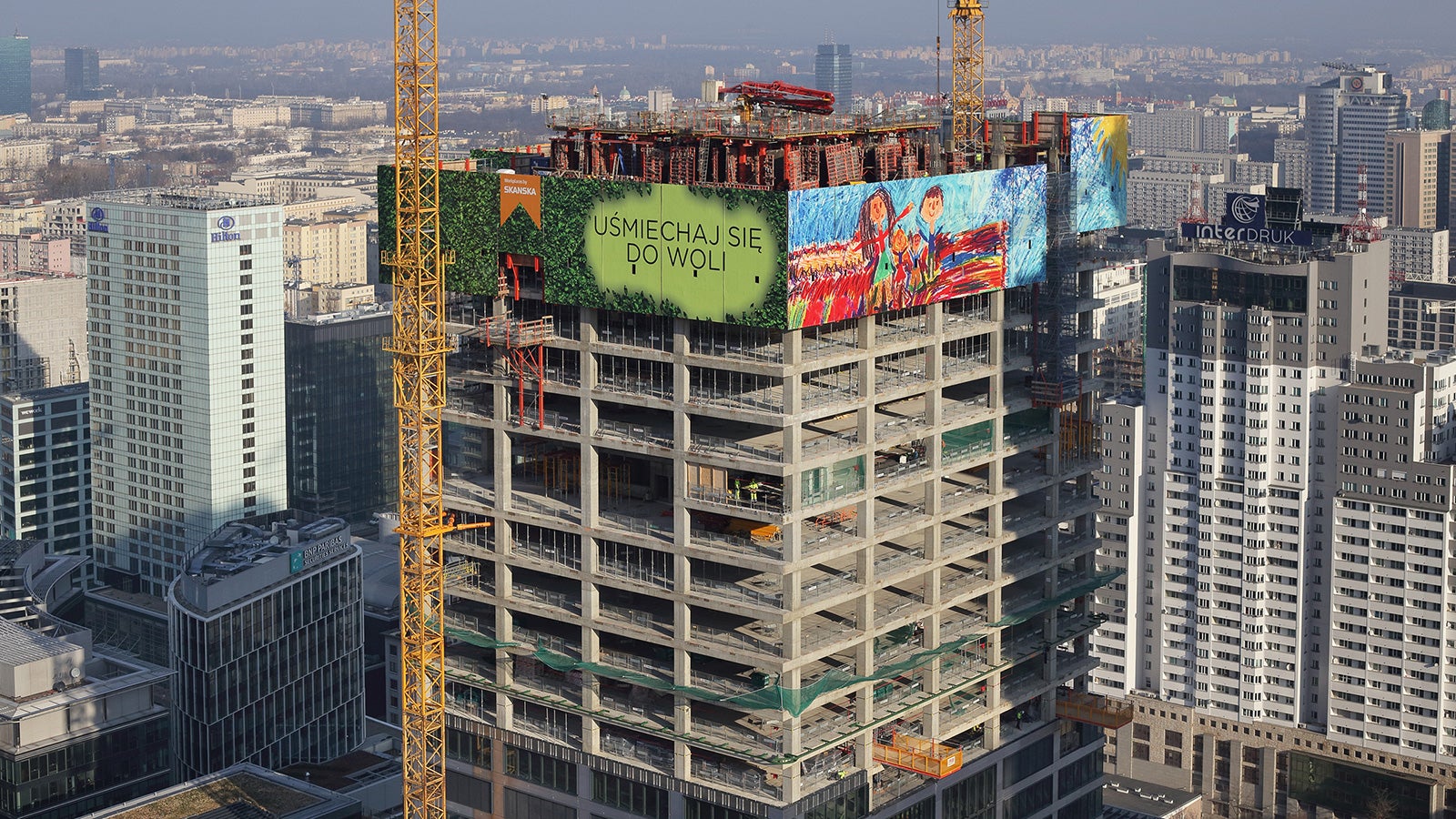 Z uwagi na małą ilość dostępnego miejsca kluczowe jest ścisłe planowanie dostaw materiałów. Nie bez znaczenia jest również bliskie sąsiedztwo chodników i ulic oraz innych użytkowanych już obiektów.