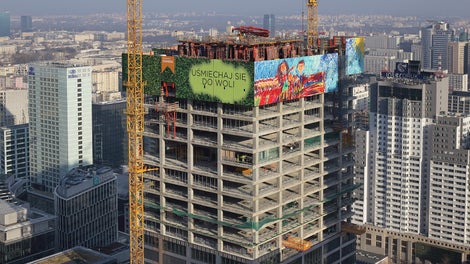 Z uwagi na małą ilość dostępnego miejsca kluczowe jest ścisłe planowanie dostaw materiałów. Nie bez znaczenia jest również bliskie sąsiedztwo chodników i ulic oraz innych użytkowanych już obiektów.