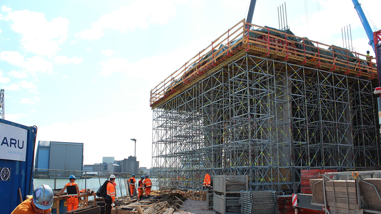 Pilareiden päälle tulevien kansien tuennoissa käytettiin ST 100 –tukitorneja sekä PERI UP Rosett Flex –telinettä.