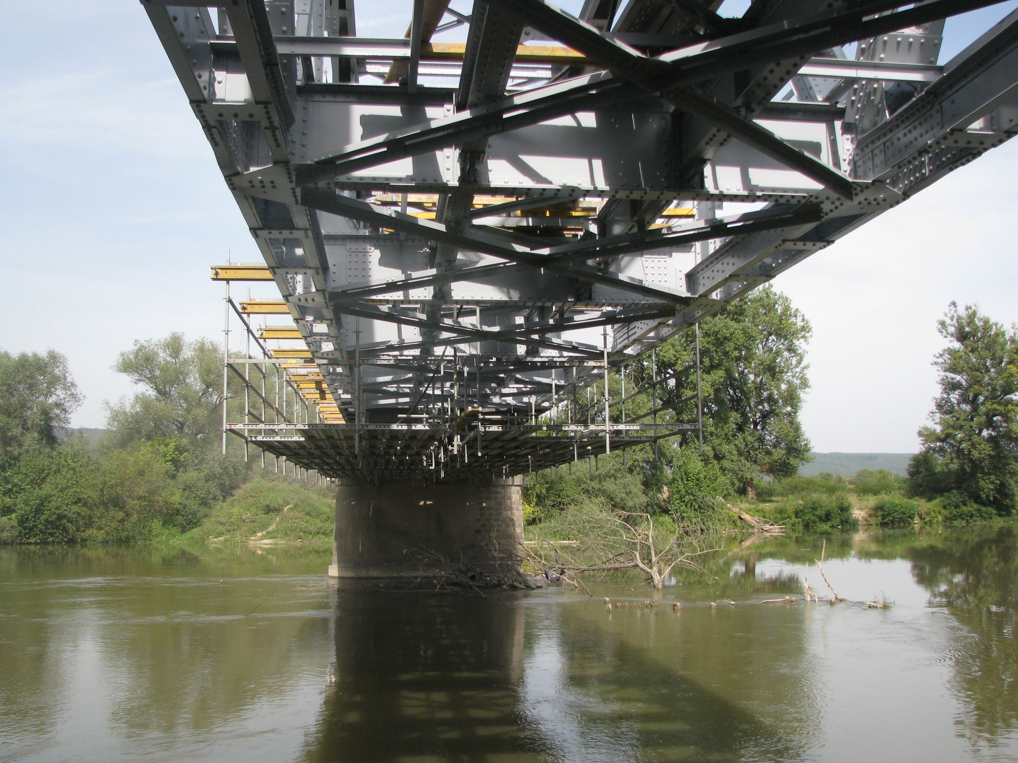 Soluția PERI pentru executarea lucrărilor la intradosul tablierului - Platforme de lucru din schelă modulară PERI UP Rosett fixată de grinzile de cofraj de mare capacitate portantă GT 24.