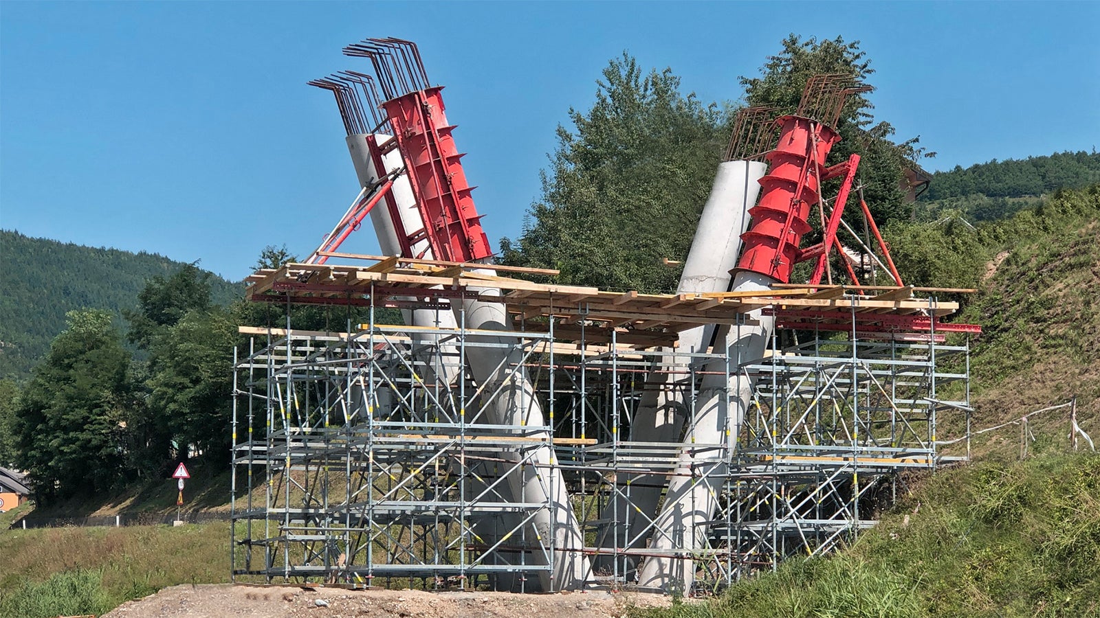 SRS kružna oplata stubova osim precizne izrade zahtevnih formi stubova, omogućava i realizaciju betonskih površina najvišeg kvaliteta.