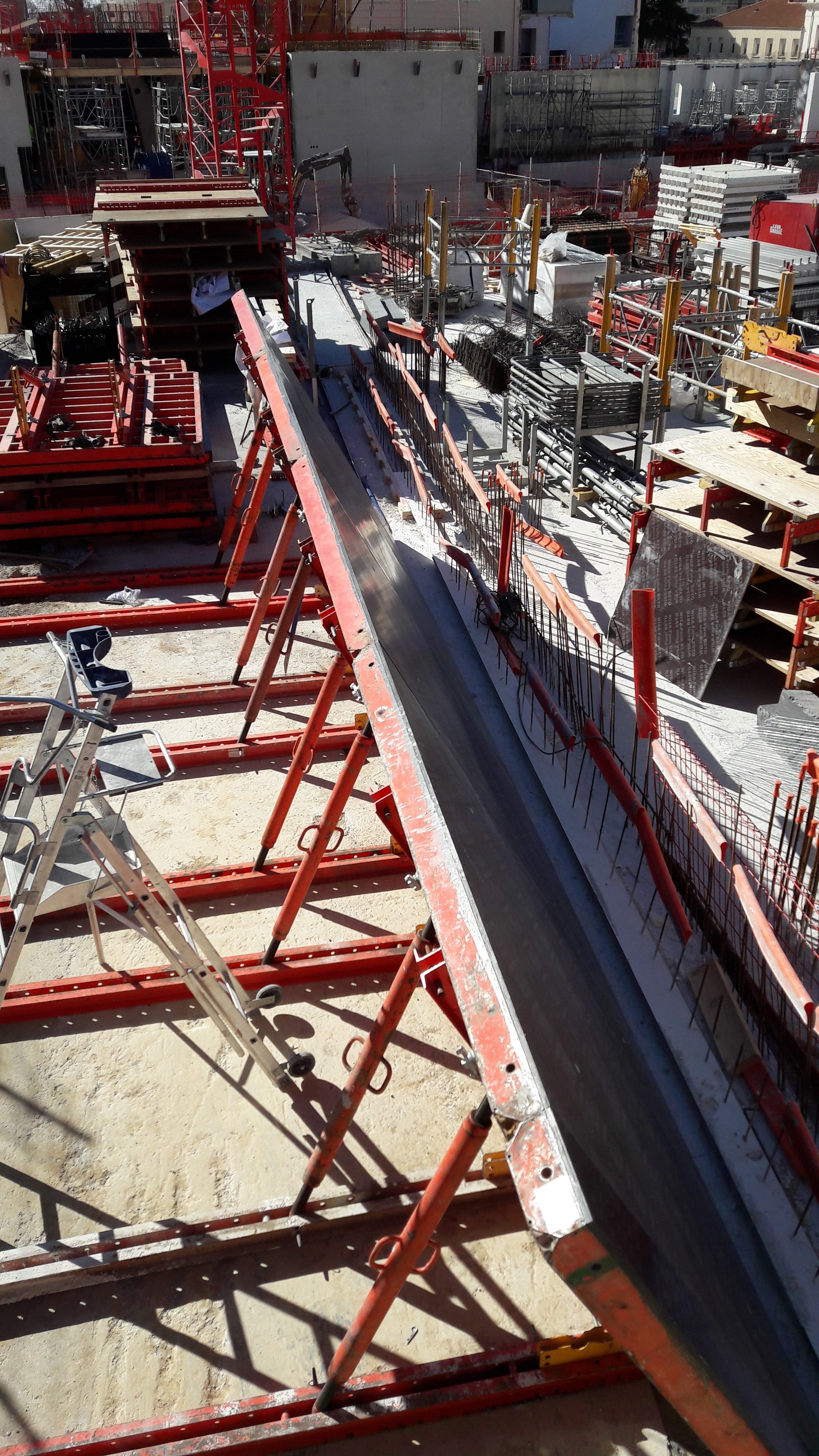 Montage du "starter" incliné (partie basse du coffrage incliné de la 1ère levée)