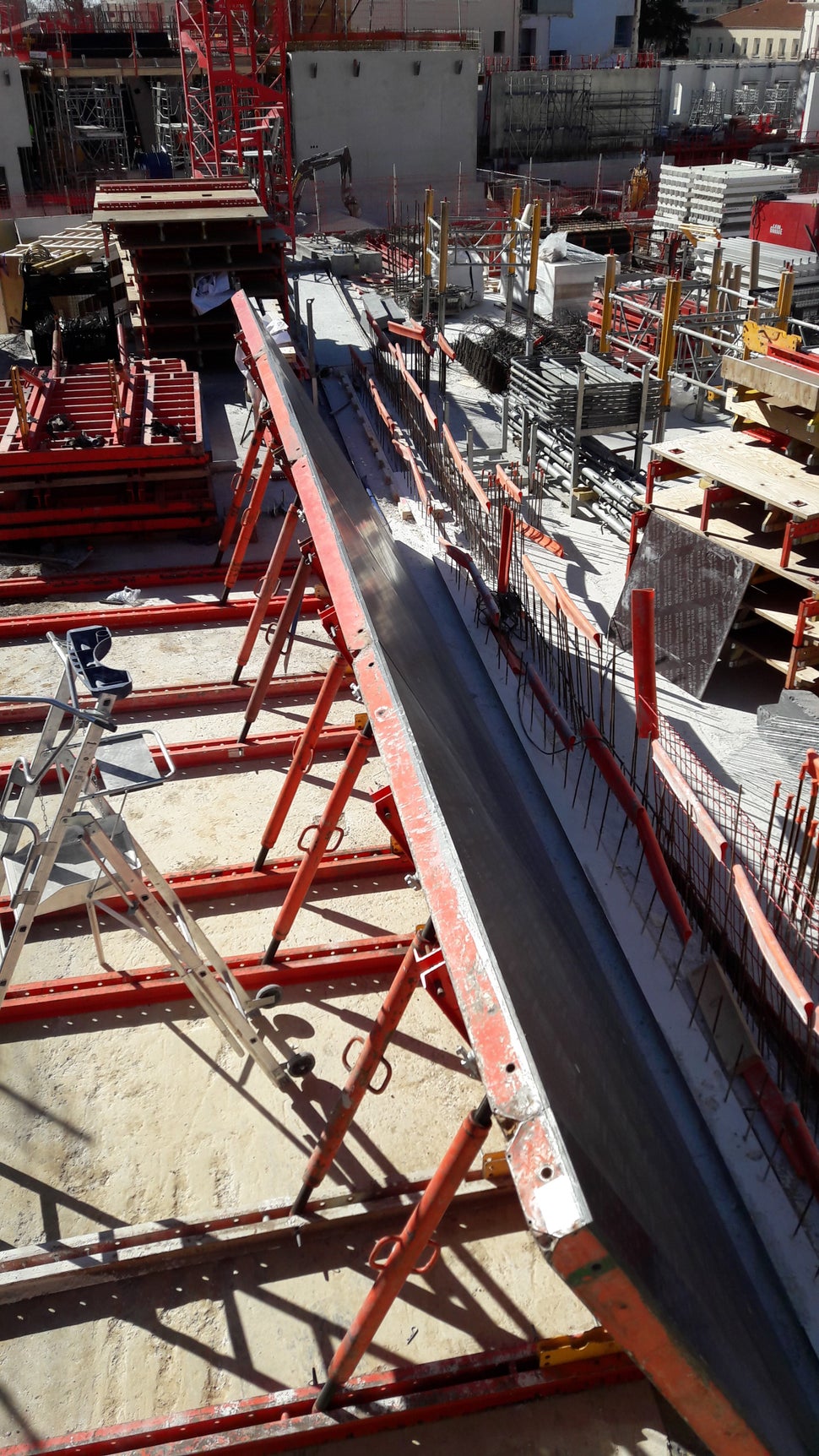 Montage du &quot;starter&quot; incliné (partie basse du coffrage incliné de la 1ère levée)