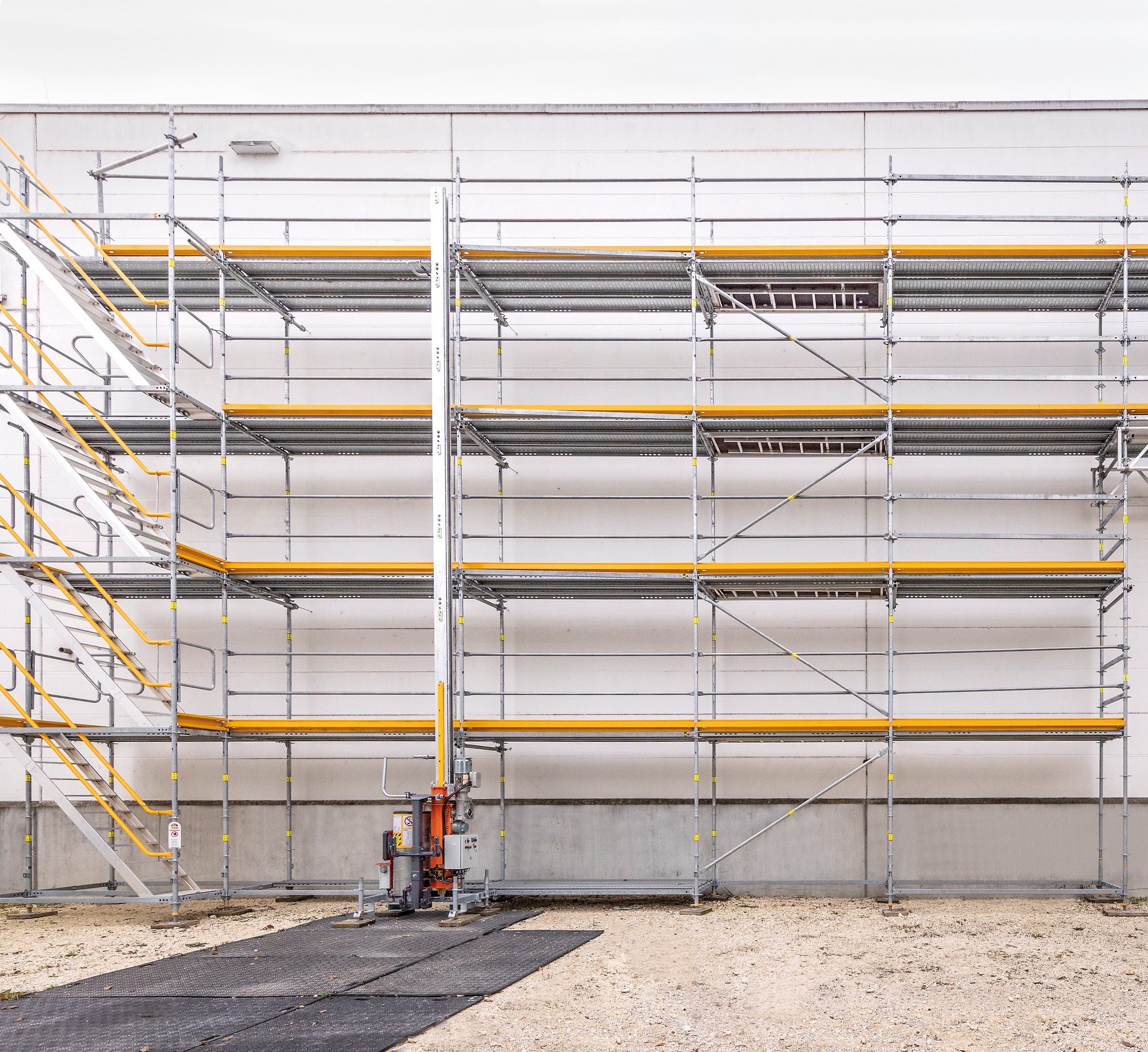 Alman İnşaat Mühendisliği Enstitüsü (DIBt) tarafından geniş bir standart konfigürasyon ile onay alan ilk modüler iskele sistemidir.