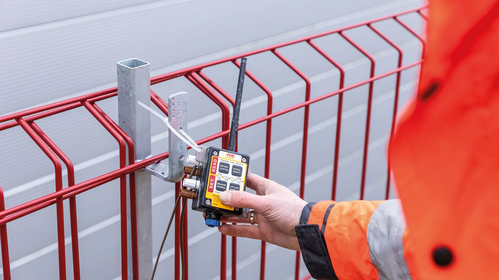 The ISC Temperature Nodes can be affixed almost anywhere, for example to the formwork or a guardrail. 