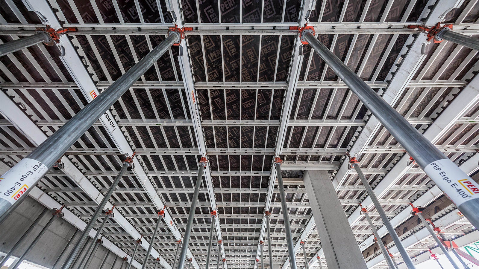 Dank des SKYDECK Längsträgers sind nur 0,29 Deckenstützen je m² Deckenfläche notwendig. Der große Stützenabstand schafft Arbeitsraum und spart Material und Arbeitszeit.