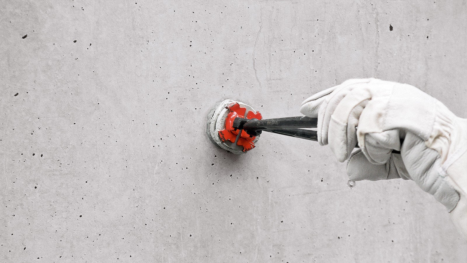 将混凝凝土堵头压入孔洞内，并轻轻转动几次，使密封胶均匀分布。