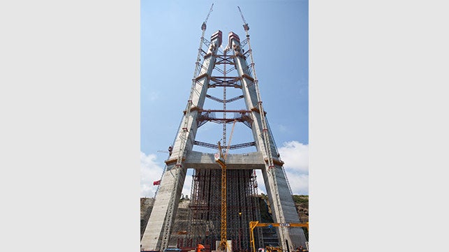 <p>La forma &amp;uacute;nica de los pilones de hormig&amp;oacute;n armado y la complejidad de los componentes utilizados en la construcci&amp;oacute;n del tercer puente sobre el B&amp;oacute;sforo, Estambul, Turqu&amp;iacute;a, requirieron una planificaci&amp;oacute;n flexible - una soluci&amp;oacute;n completa de PERI con el encofrado trepante autom&amp;aacute;tico ACS.</p><br/>