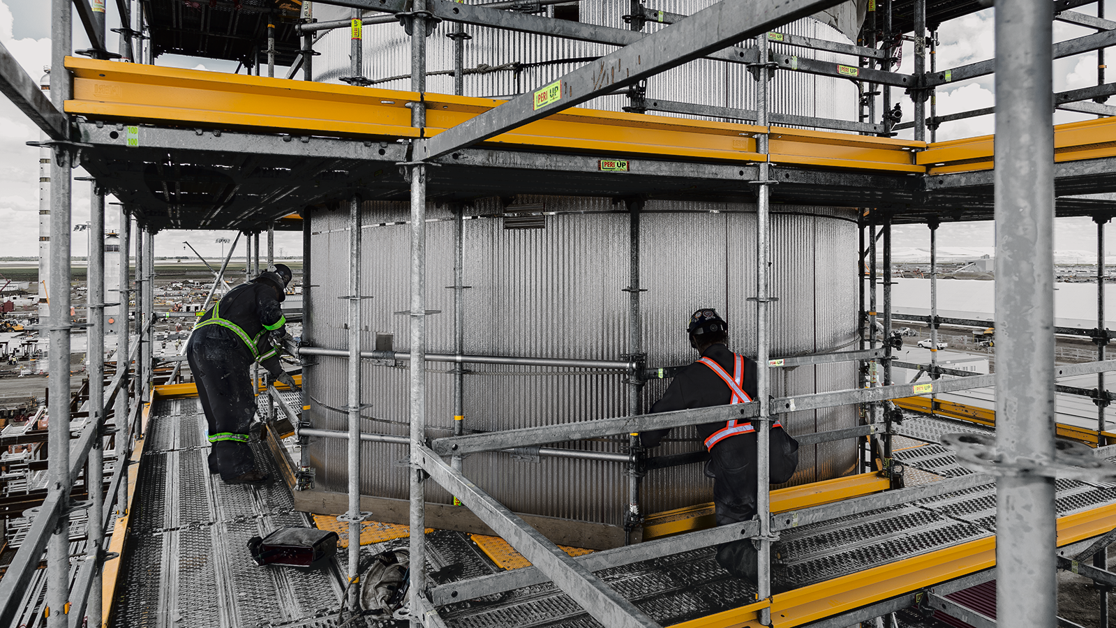 Стальной добор настилов UDP перекрывает большие зазоры между объектом и лесами, а также позволяет повторить его нелинейную форму. Сигнальный желтый цвет добора напоминает рабочим о приближении к краю платформы.