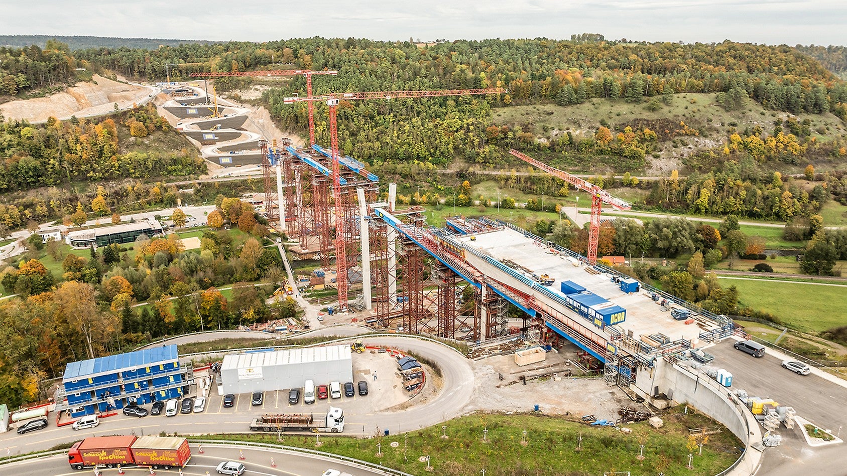 Eine besondere Herausforderung stellt die integrierte Abbiegespur im Überbau der Brücke dar. Sie erhöht die geometrischen Anforderungen an die Konstruktion und macht eine präzise Planung und Ausführung erforderlich.