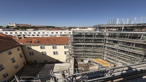 Projekt Staromestská offices predstavuje polyfunkčný objekt so 14 000 m² administratívnych priestorov a 1 500 m² priestorov pre obchod a služby. Stavba má atraktívnu polohu v starom meste a vypĺňa chýbajúce nárožie Veternej a Staromestskej ulice.