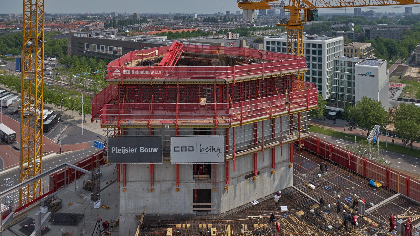 Meerdere PERI producten in gebruik bij de bouw van de kern van het Rai hotel Amsterdam.