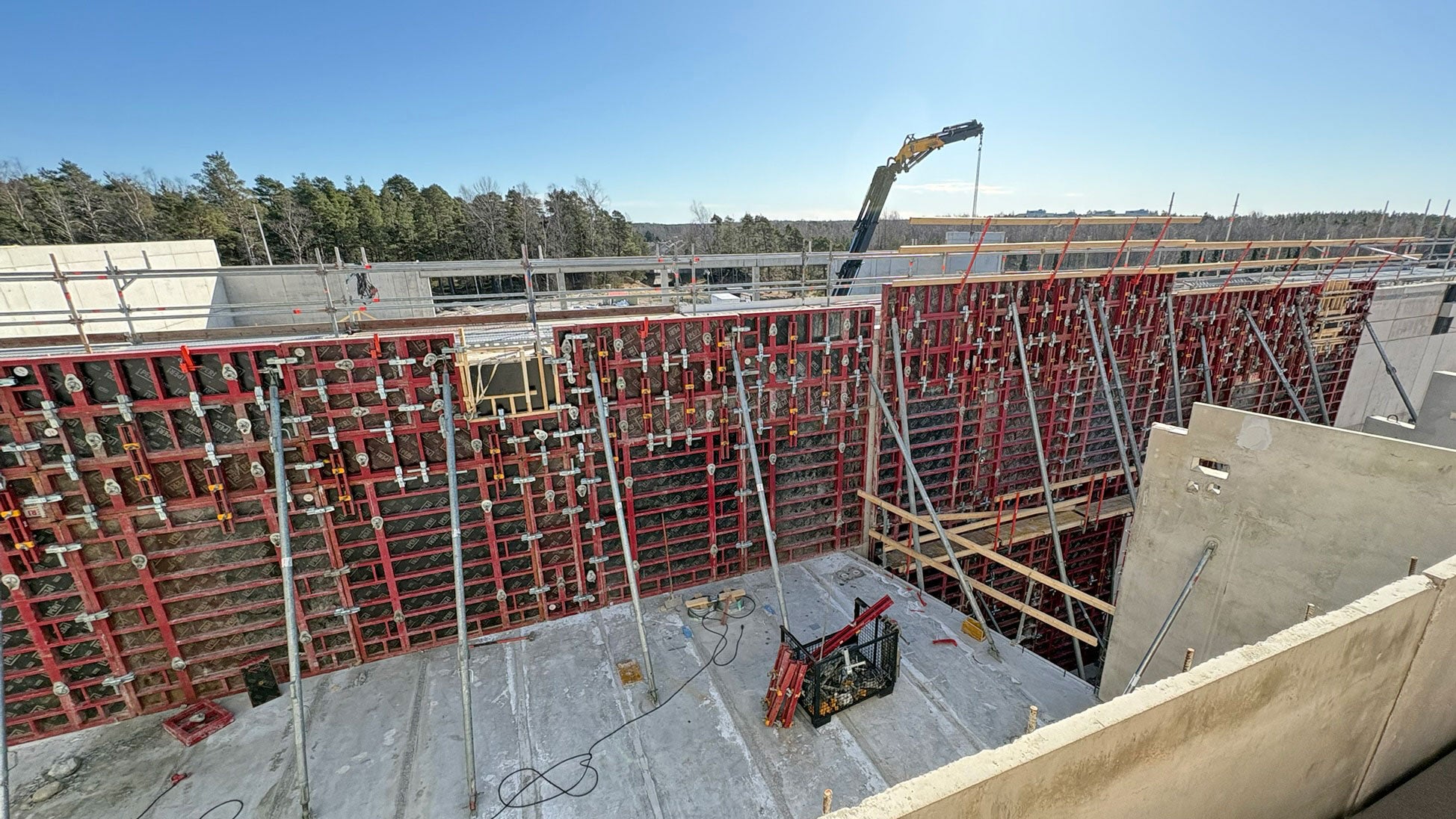 PERI MAXIMO -seinämuottijärjestelmä käytössä suuren betonirakenteen toteutuksessa.