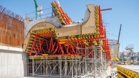 Supported by PERI UP shoring and working scaffolds, as well as VARIOKIT raised formwork units, the customised elements are assembled on site to form a complete 3D formwork construction.