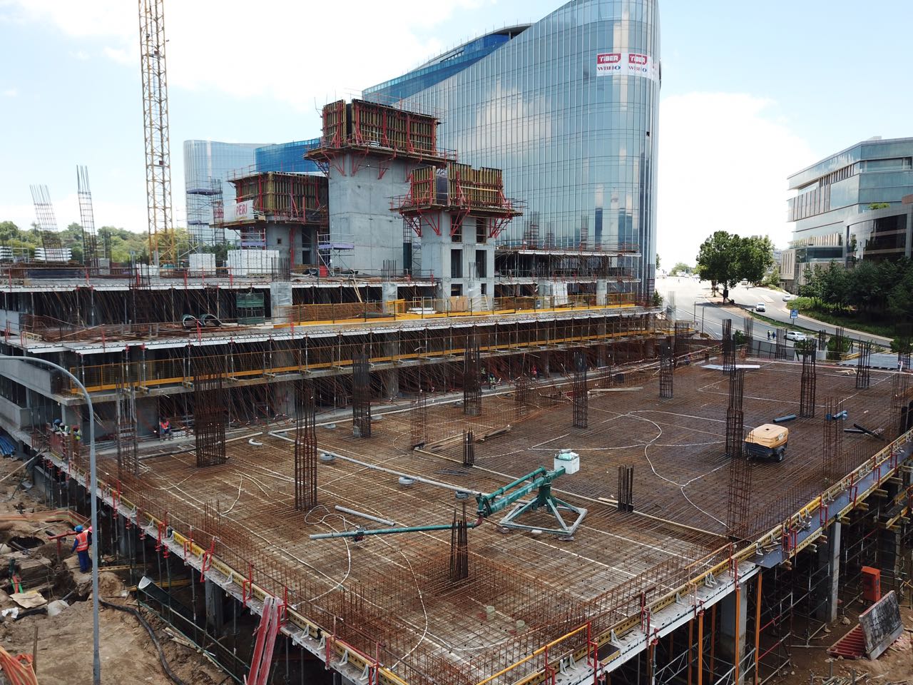 The slabs systems provided to the project are SKYDECK and MULTIFLEX, resulting in faster slab cycle times than originally programmed.