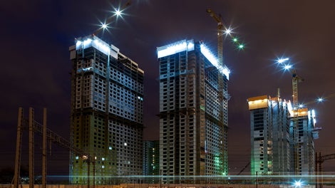 На панели ветрозащиты можно установить освещение, а также разместить рекламные сообщения о строящемся объекте.