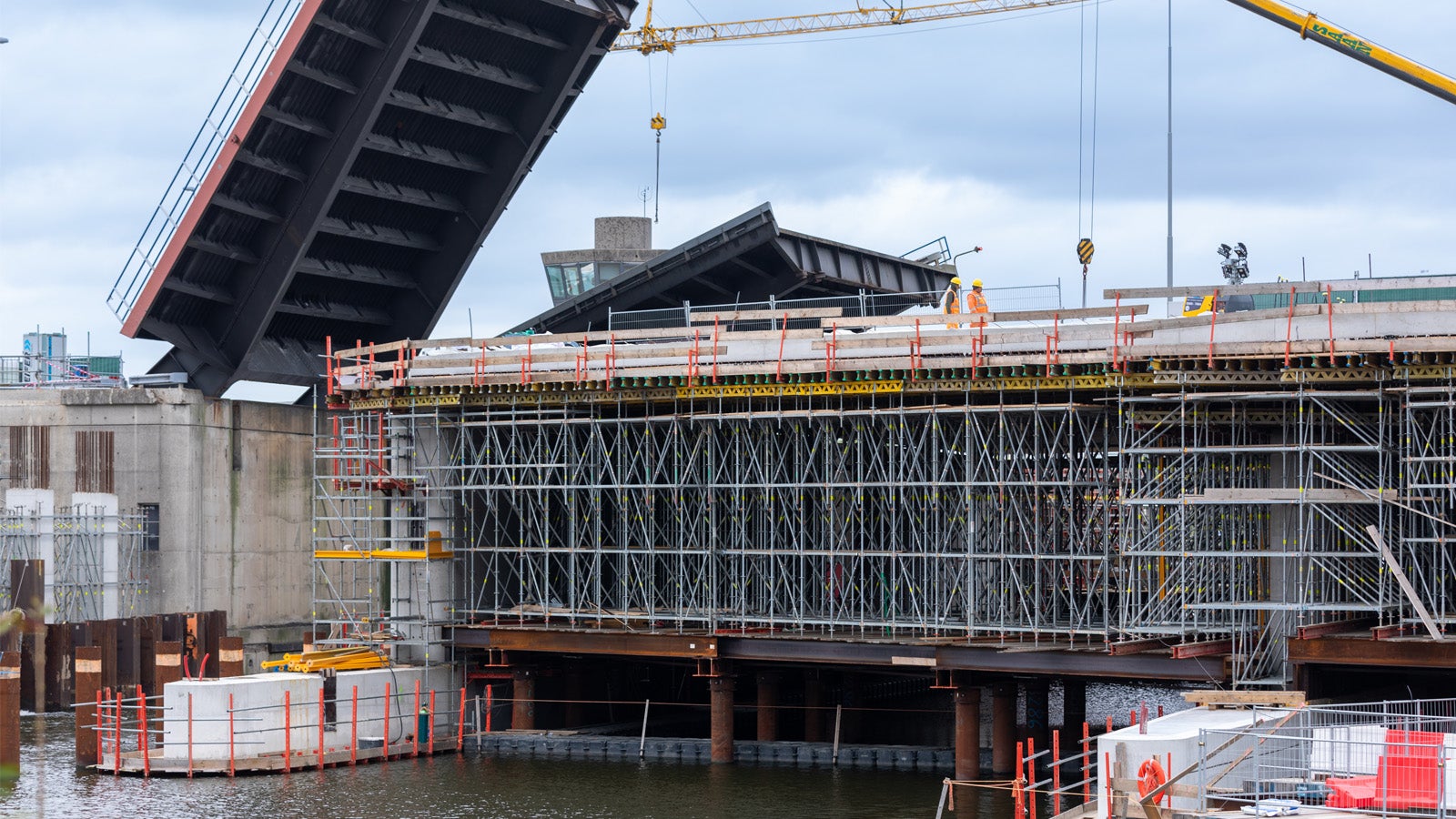 Bij de verbreding van de Schipholbrug (A9) is in totaal maar liefst 21.000 m3 PERI-UP ondersteuningsmateriaal toegepast.