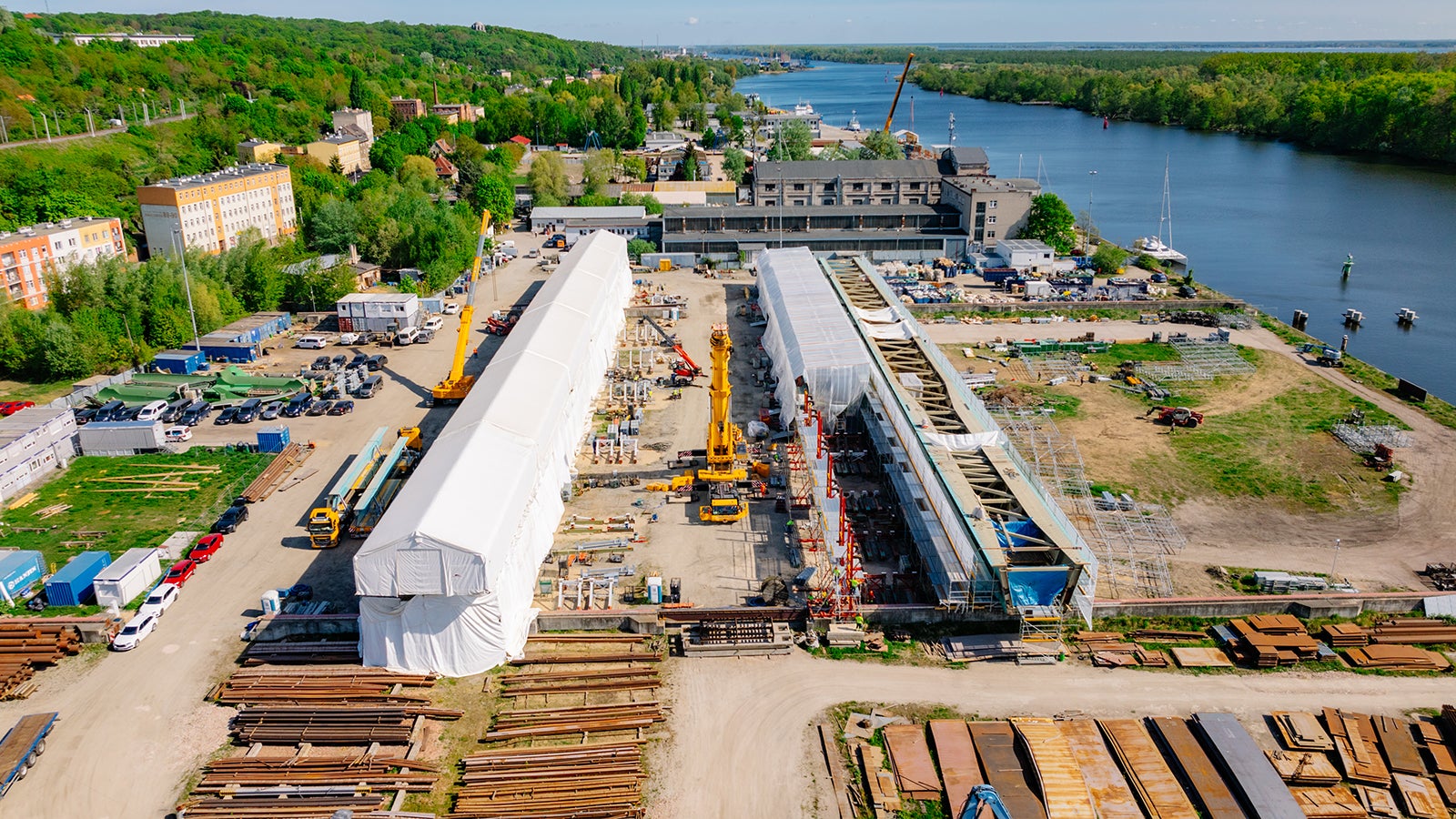 Elementy mostu w Tromsø powstały w Polsce – w stoczni jachtowej w Szczecinie – przy użyciu rusztowań PERI UP i systemu VARIOKIT. 