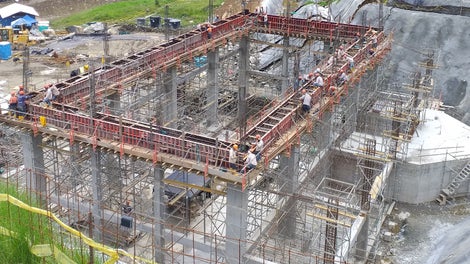 Vigas de altura importante encofradas con encofrado LIWA y soportadas con torres de carga PERI UP FLEX