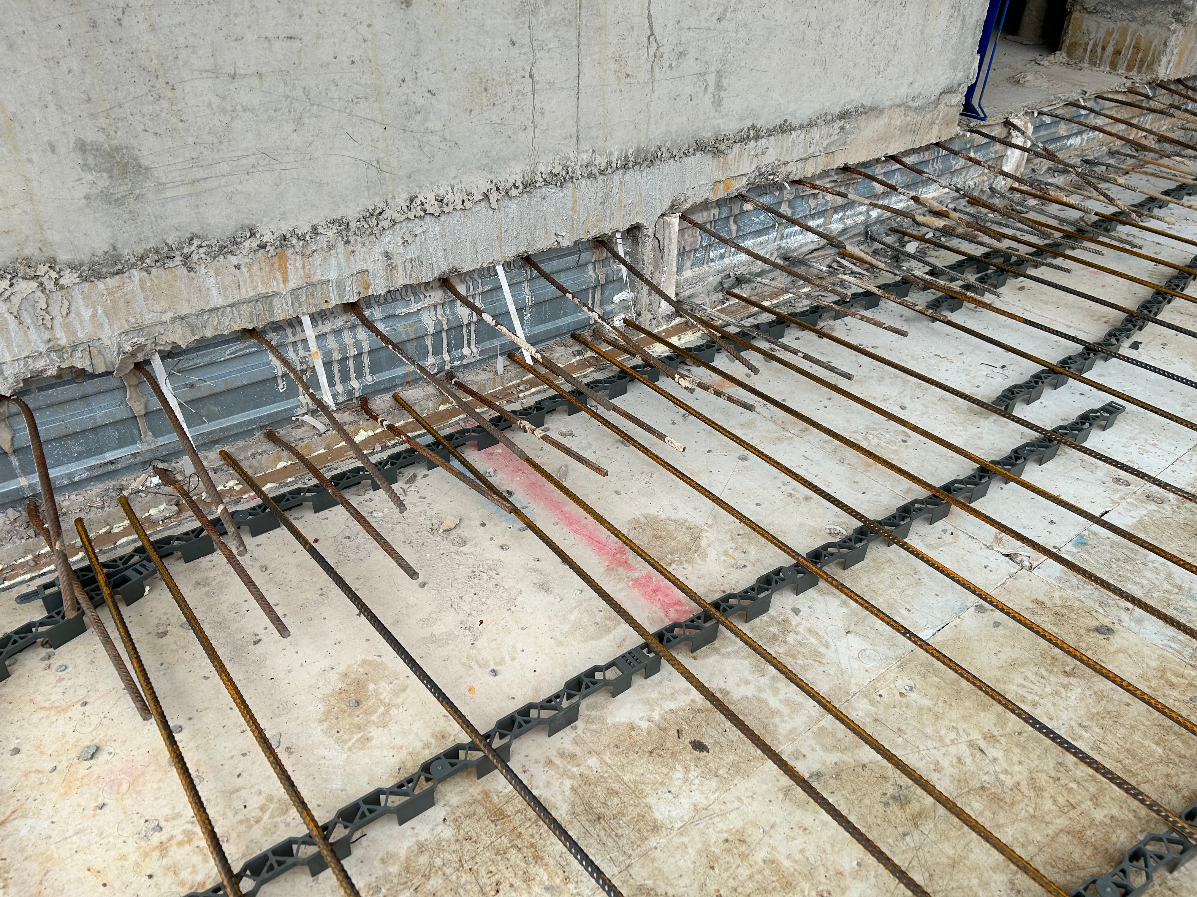 Easy removal of the sheet metal covers due to its special design. A trapezoidal profiled box also enables excellent bond during installation.