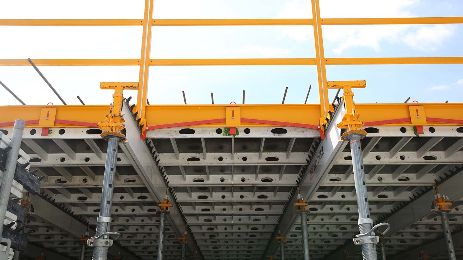 Absturzsicherung mit der Geländereinheit SD 150 in Verbindung mit der SKYDECK Deckenschalung.