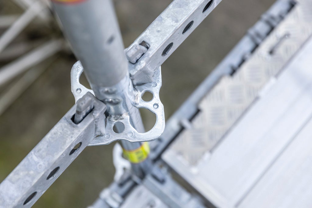 PERI ha optimizado los componentes principales del kit de andamios PERI UP para facilitar el trabajo en la obra. El peso de los componentes, el alcance funcional y los requisitos logísticos fueron el foco de un mayor desarrollo. Sin embargo, la compatibilidad con los materiales PERI UP existentes sigue siendo posible.