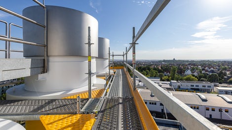 Das PERI UP Arbeits- und Schutzgerüst erlaubte auch in großer Höhe ein sicheres Arbeiten mit hoher Ausführungsqualität.