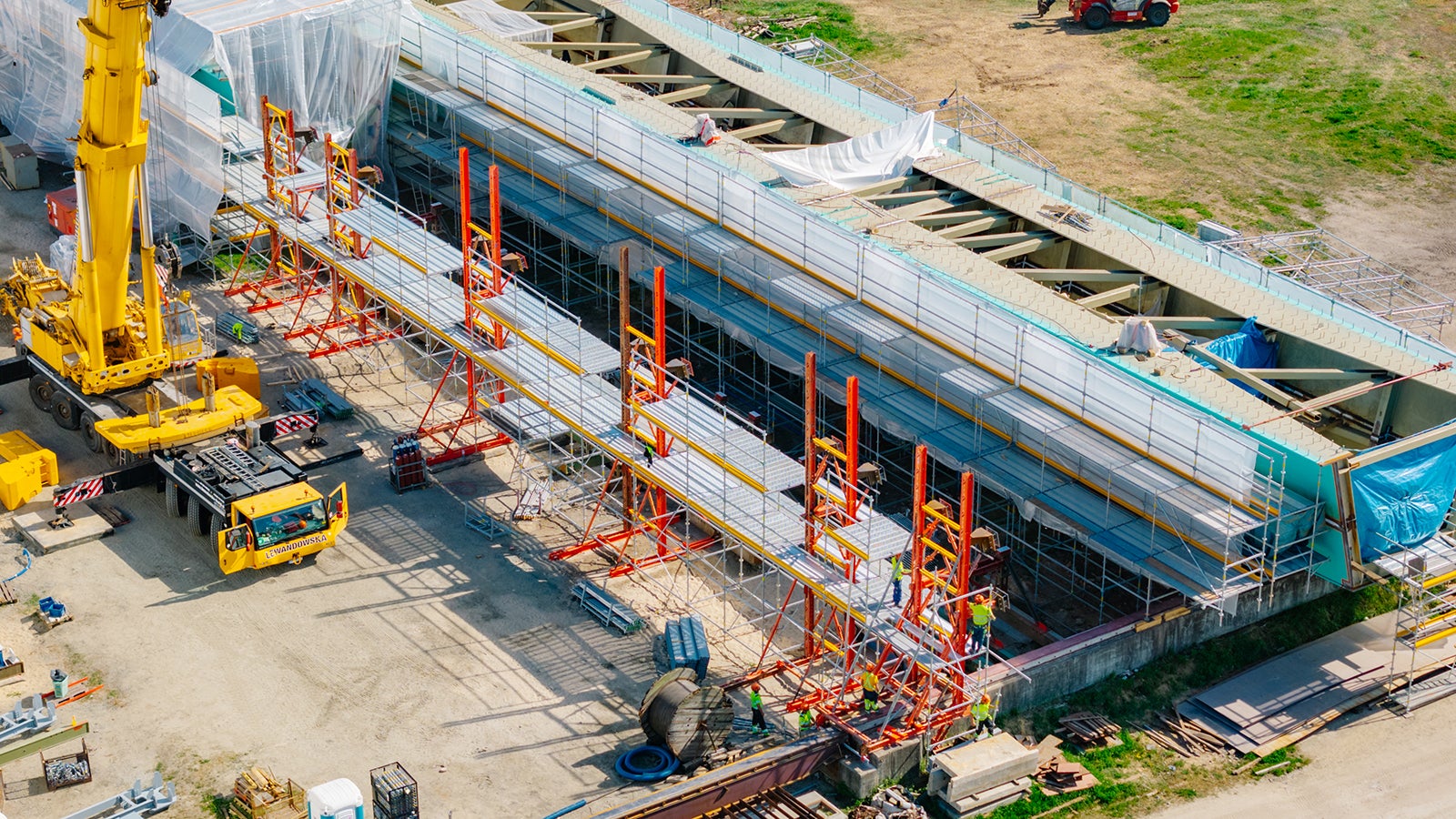 Elementy mostu w Tromsø powstały w Polsce – w stoczni jachtowej w Szczecinie – przy użyciu rusztowań PERI UP i systemu VARIOKIT. 