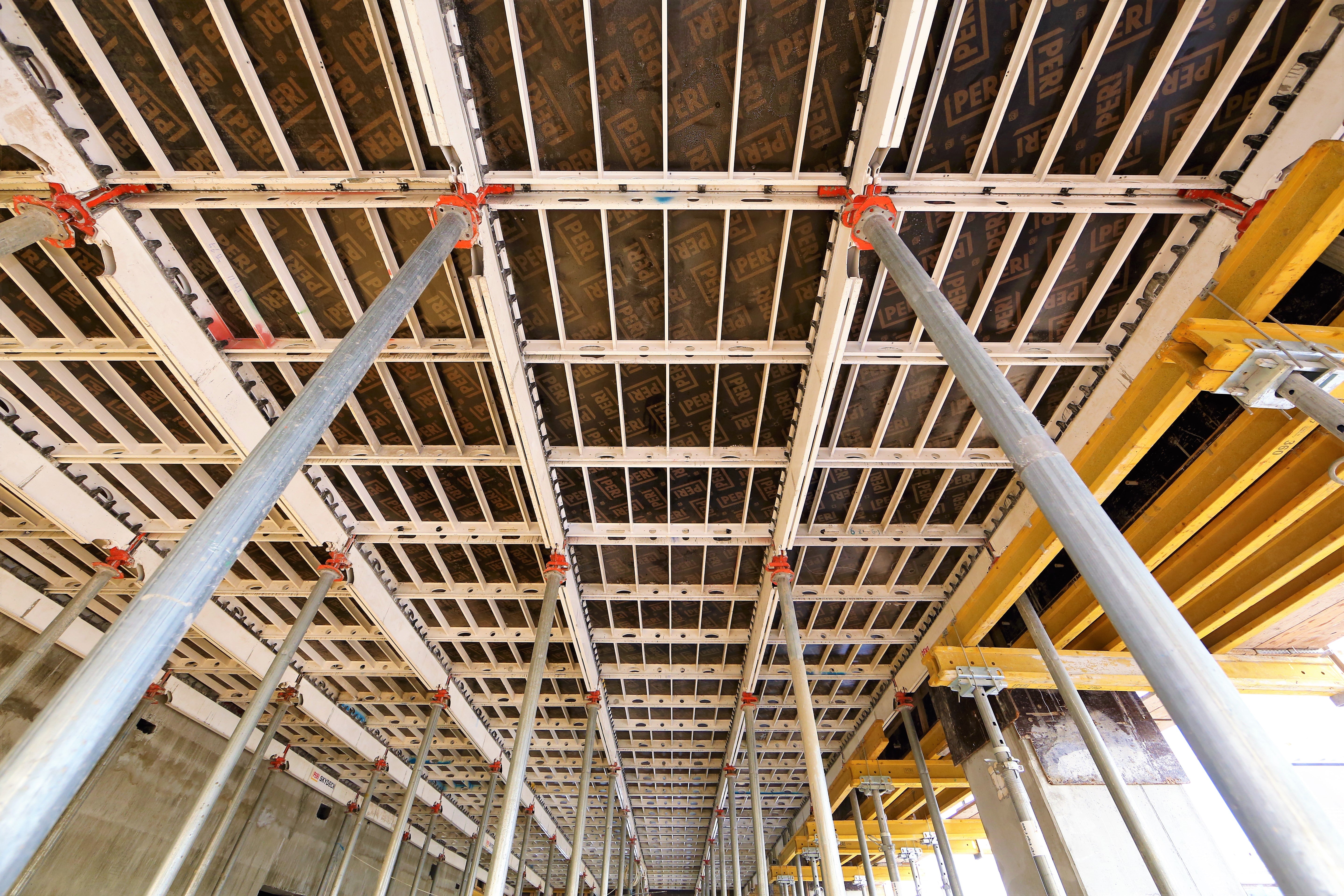 With the SYKDECK slab formwork, panels and main beams could be struck after a very short time and immediately re-used in the next concreting element. 