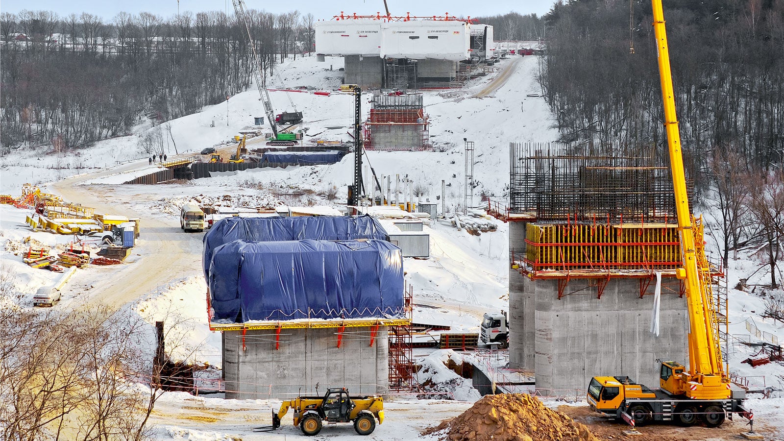 Okrem vozíkov pre letmú betonáž VARIOKIT bol súčasťou projektového riešenia PERI aj prekladaný systém CB s debnením VARIO.