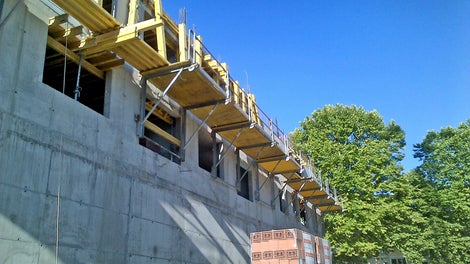 FB sklopivi podest isporučuje se na gradilište prethodno montiran. Iznimno je ekonomičan zbog neznatnog broja potrebnih sidara i malih troškova montaže.