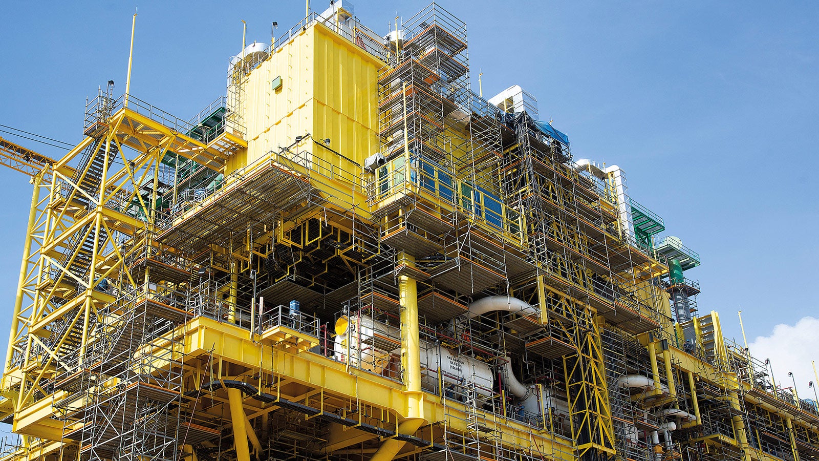 CA-KU-A1 has a weight of 23,900 tonnes and can compress around 450 MMcf of sour gas per day.