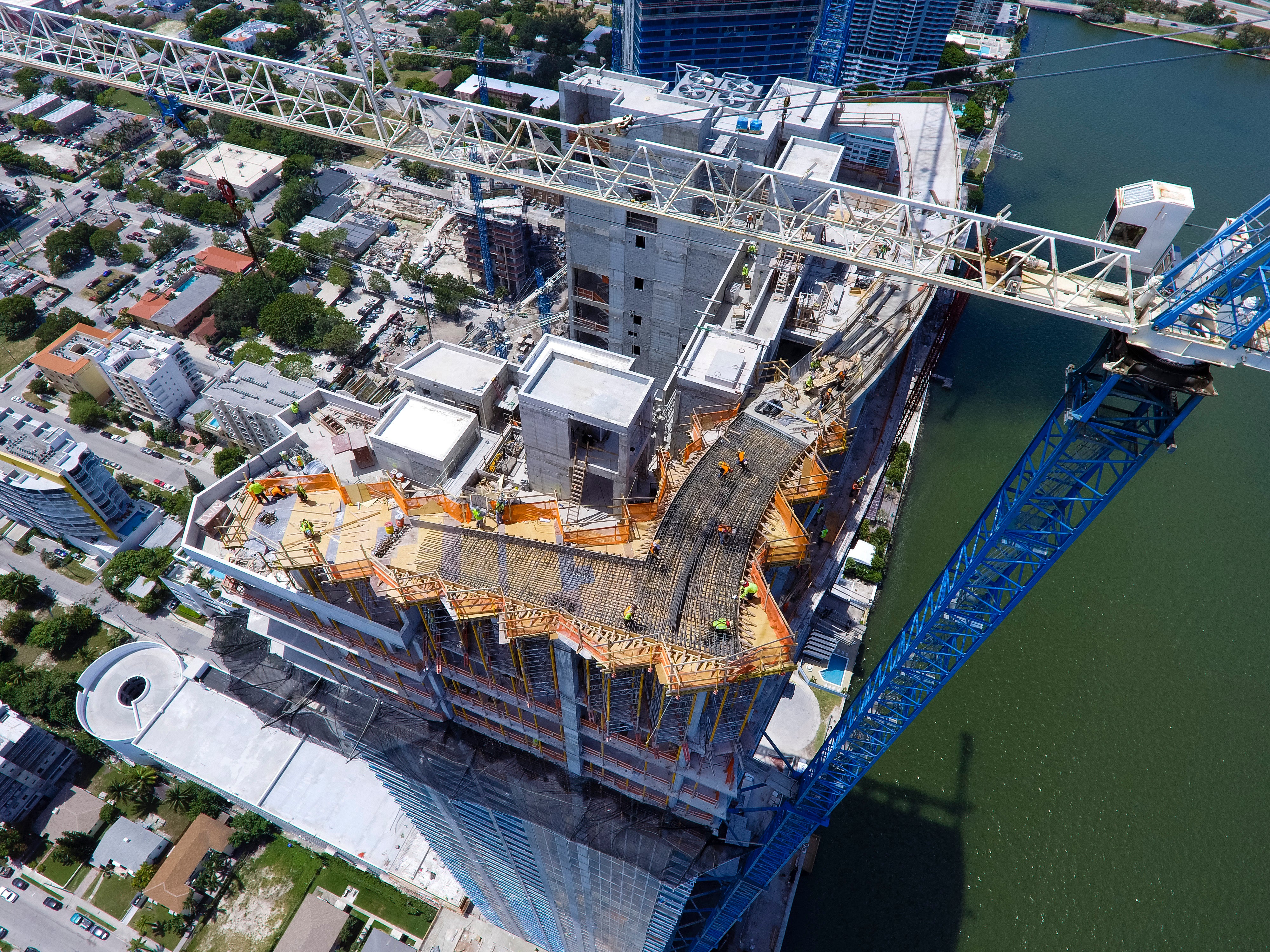 More than a dozen MULTIPROP towers of varying heights provided support for constructing the rooftop ribbon more than 500 feet above<br/>ground.