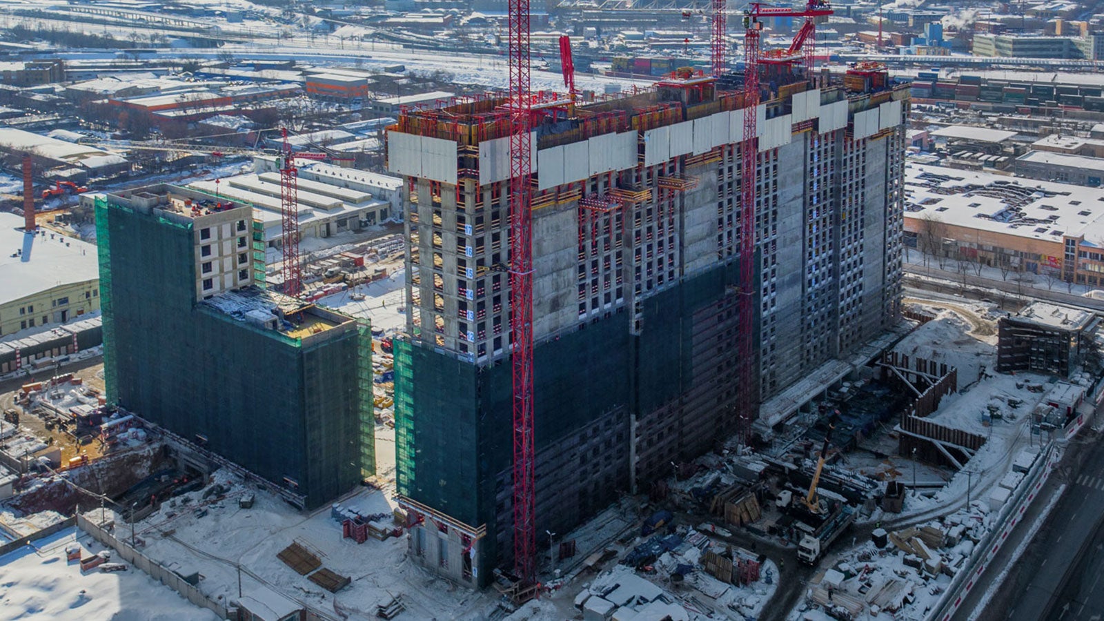 Фасадные леса высотой до 125 м устанавливаются в 2 захватки. Переопирание конструкции на высоте 72 м (26 этаж) производится на консольные платформы системы RCS.