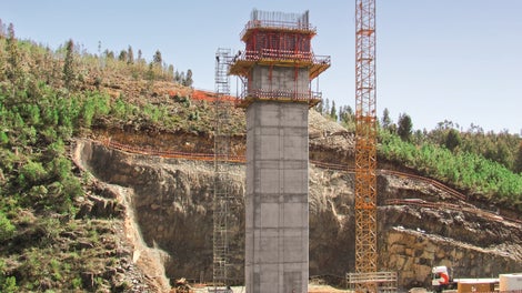 V3 (Rib.ª Pequena) - Consolas trepantes SKSF240 para pilares. Sistema de cofragem PERI TRIO. Torre de escadas PERI UP ROSETT.