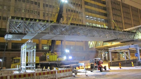 PERI UP LGS -osilla toteutettu kulkutaso nostettiin paikoilleen parkkihallin ajorampin päälle, johon ei ollut mahdollista pystyttää tuentaa maasta käsin.