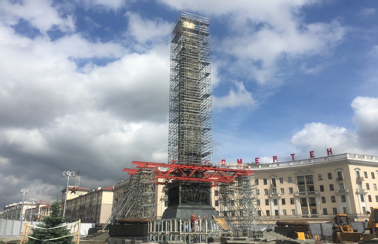 Устройство конструкции лесов для проведения работ по реставрации монумента Победы