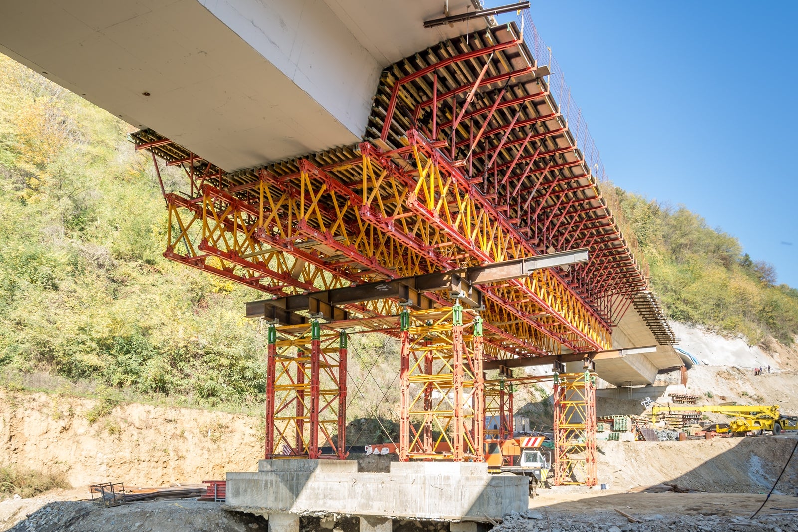 Na mestima, na kojima konfiguracija terena nije dozvoljavala korišćenje PERI UP Rosett nosive skele, primenjivan je princip podupiranja pomoću teške nosive skele.