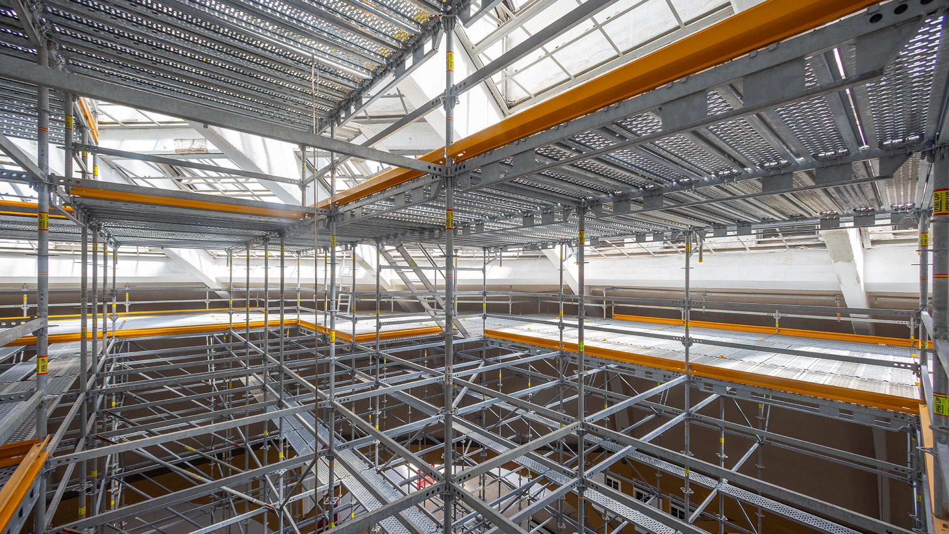 Grundlage für die projektspezifisch erarbeitete, Zeit und Kosten sparende PERI Gerüstlösung bilden PERI UP Flex-Bauteile. Dank des metrischen Rasters des PERI UP Gerüstbaukastens ließ sich damit die anspruchsvolle Kuppelgeometrie flexibel und passgenau abbilden.