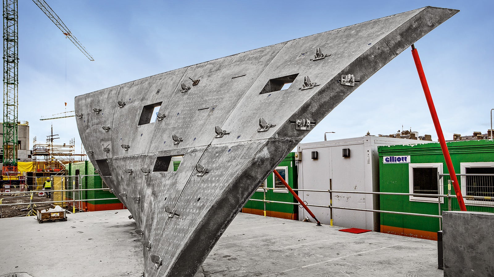 Anticlastic – curved in opposite directions – this wall surface serves as a type model and feasibility study. 